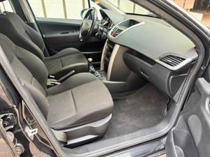 Peugeot 207 Confort 1.6 HDI 90  - Foto 23