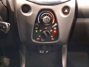Toyota Aygo 1.0 70 x-play  - Foto 25
