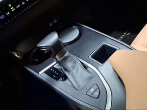 Lexus UX 2.0 250h Business  - Foto 17