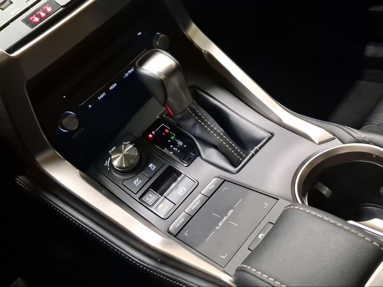 Lexus NX 2.5 300h Business Navigation 2WD  - Foto 18