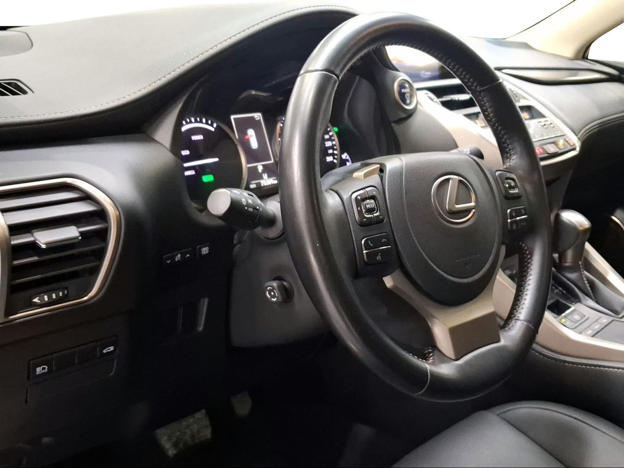 Lexus NX 2.5 300h Premium 2WD  - Foto 17