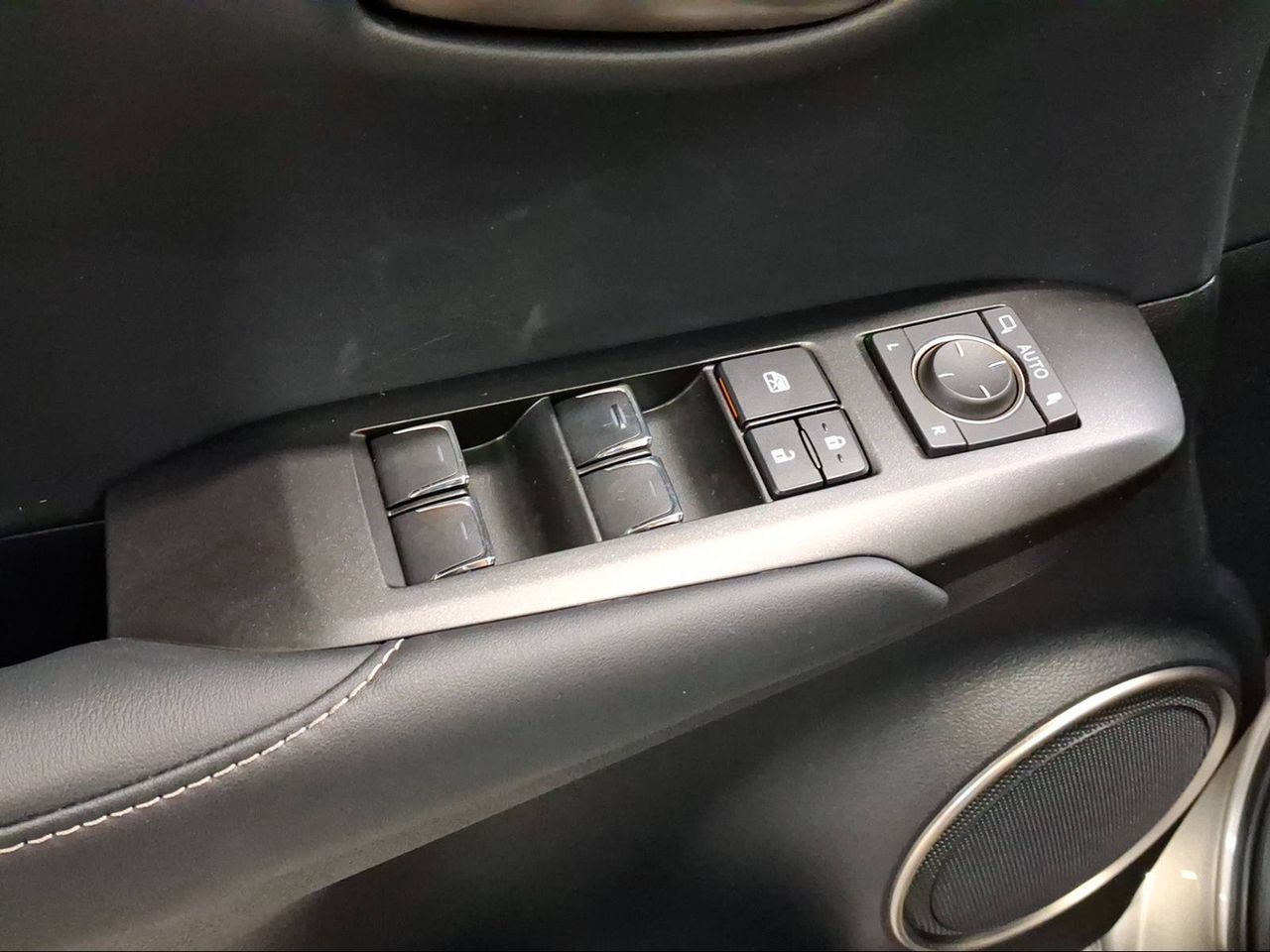 Lexus NX 2.5 300h Premium 2WD  - Foto 18