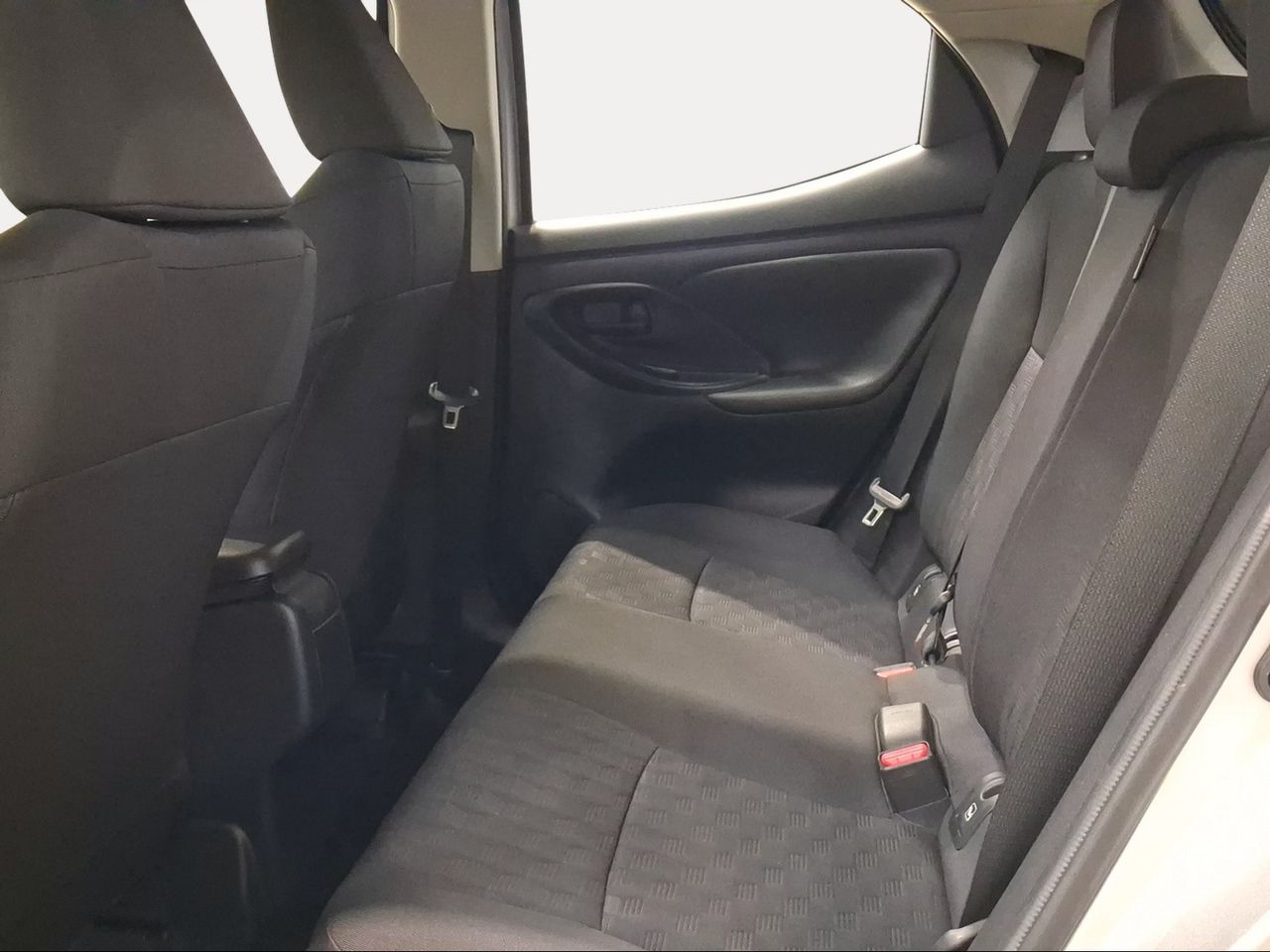 Toyota Yaris 1.5 120H Active Plus  - Foto 12