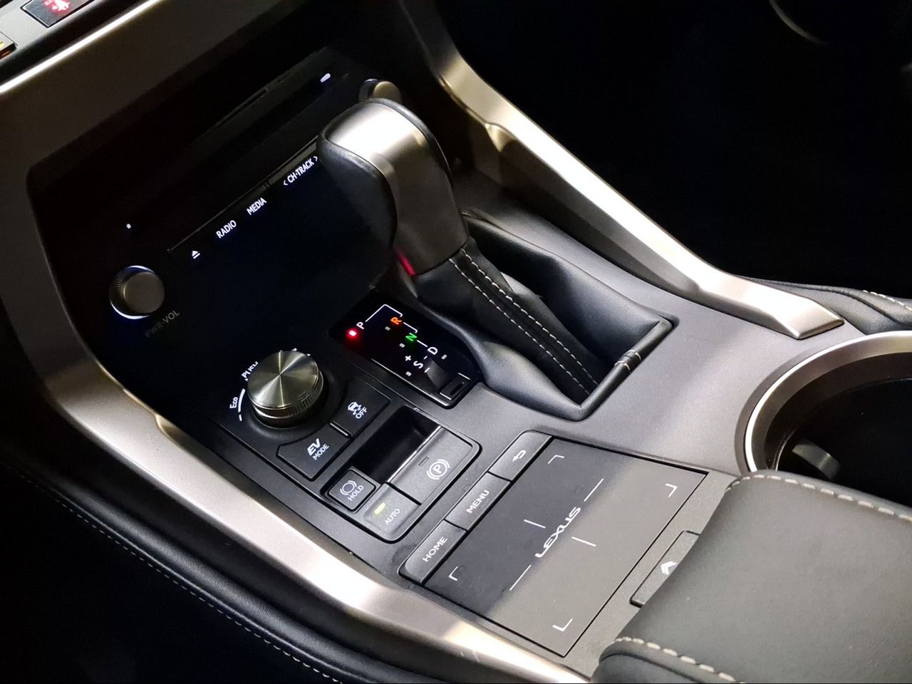 Lexus NX 2.5 300h Premium 2WD  - Foto 14