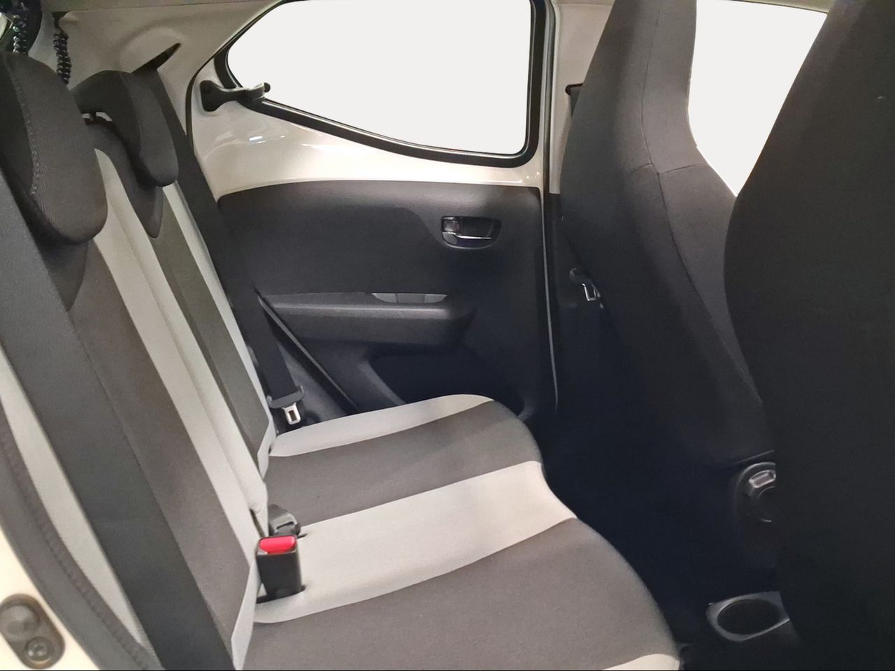 Toyota Aygo 1.0 70 x-sky x-shift  - Foto 8