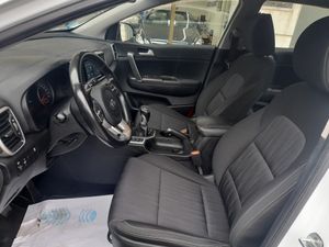 Kia Sportage 1.6 MHEV Business 100kW (136CV) 4x4  - Foto 18