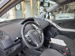 Toyota Yaris 1.0 VVTI Active  - Foto 14
