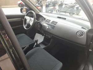 Suzuki Swift 1.3 DDIS GL 5p  - Foto 13
