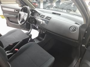 Suzuki Swift 1.3 DDIS GL 5p  - Foto 11