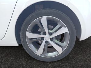 Peugeot 308 5p Tech Edition 1.5 BlueHDi 96KW (130CV)  - Foto 35