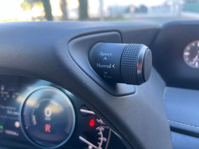 Lexus UX 2.0 250h Business  - Foto 18