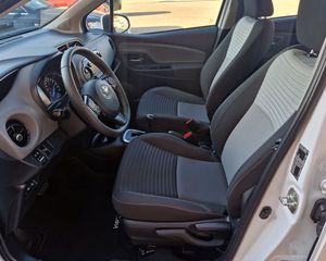 Toyota Yaris 1.5 100H ACTIVE (100CV.) MUY EQUIPADO Y MUY POCOS KM.  - Foto 14