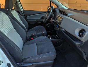 Toyota Yaris 1.5 100H ACTIVE (100CV.) MUY EQUIPADO Y MUY POCOS KM.  - Foto 11