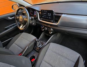 Kia Stonic 1.2 DPI 84CV. CONCEPT MUY BUEN ESTADO Y POCOS KM.  - Foto 9