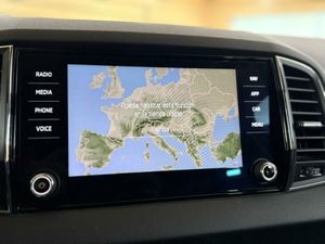 Skoda Karoq 1.5 TSI 110KW (150CV) DSG ACT AMBITION PACK DISEÑO PLUS^PACK MULTIMEDIA M^  - Foto 20