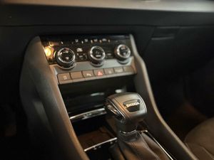 Skoda Karoq 1.5 TSI 110KW (150CV) DSG ACT AMBITION PACK DISEÑO PLUS^PACK MULTIMEDIA M^  - Foto 29
