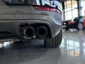 Porsche Cayenne Coupé E-Hybrid Platinum Edition  La edición Platinum añade un toque de exclusividad con detalles en platino satinado, llantas RS Spyder Design de 21 pulgadas y otros elementos de diseño específicos.   - Foto 13