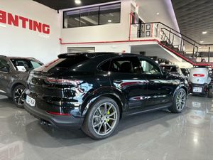 Porsche Cayenne Coupé E-Hybrid Platinum Edition  La edición Platinum añade un toque de exclusividad con detalles en platino satinado, llantas RS Spyder Design de 21 pulgadas y otros elementos de diseño específicos.   - Foto 8