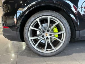 Porsche Cayenne Coupé E-Hybrid Platinum Edition  La edición Platinum añade un toque de exclusividad con detalles en platino satinado, llantas RS Spyder Design de 21 pulgadas y otros elementos de diseño específicos.   - Foto 10