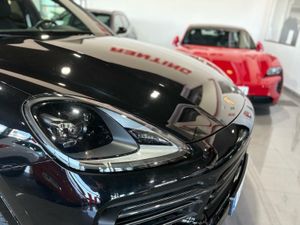 Porsche Cayenne Coupé E-Hybrid Platinum Edition  La edición Platinum añade un toque de exclusividad con detalles en platino satinado, llantas RS Spyder Design de 21 pulgadas y otros elementos de diseño específicos.   - Foto 17