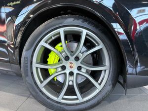 Porsche Cayenne Coupé E-Hybrid Platinum Edition  La edición Platinum añade un toque de exclusividad con detalles en platino satinado, llantas RS Spyder Design de 21 pulgadas y otros elementos de diseño específicos.   - Foto 11