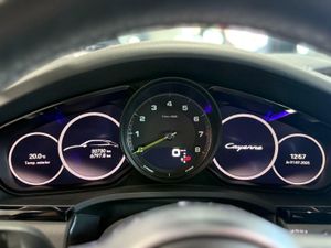 Porsche Cayenne Coupé E-Hybrid Platinum Edition  La edición Platinum añade un toque de exclusividad con detalles en platino satinado, llantas RS Spyder Design de 21 pulgadas y otros elementos de diseño específicos.   - Foto 32