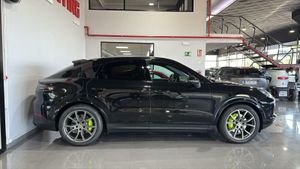 Porsche Cayenne Coupé E-Hybrid Platinum Edition  La edición Platinum añade un toque de exclusividad con detalles en platino satinado, llantas RS Spyder Design de 21 pulgadas y otros elementos de diseño específicos.   - Foto 52