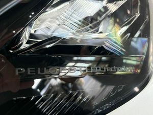 Peugeot 2008 ALLURE PACK PURETECH 130 S&S 6 VEL. MAN TAPICERÍA COZY NEGRO CON PESPUNTES EN AZUL  - Foto 21