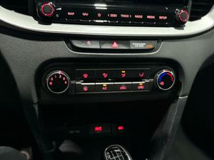 Kia XCeed 1.0 T-GDI BUSINESS 74KW 100CV BLACK PEARL (METALIZADO)	TELA NEGRA  - Foto 21
