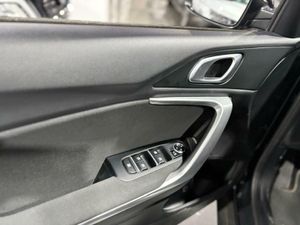 Kia XCeed 1.0 T-GDI BUSINESS 74KW 100CV BLACK PEARL (METALIZADO)	TELA NEGRA  - Foto 18