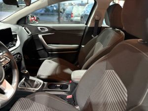 Kia XCeed 1.0 T-GDI BUSINESS 74KW 100CV BLACK PEARL (METALIZADO)	TELA NEGRA  - Foto 12