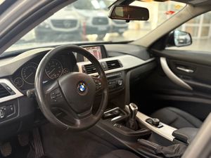 BMW Serie 3 318d TOURING   - Foto 11