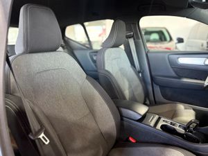 Volvo XC40 1.5 T2 Core Auto ROJO FUSION  - Foto 16