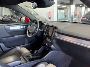 Volvo XC40 1.5 T2 Core Auto ROJO FUSION  - Foto 17