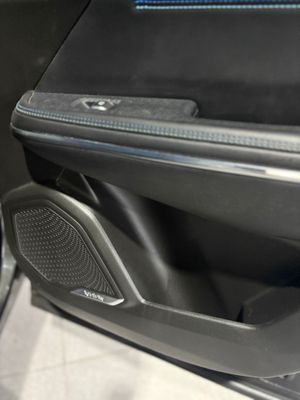 Lynk & Co 01 BASE	1.5 PHEV PINTURA METALIZADA NEGRA	TAPICERÍA NEGRA Y AZUL  - Foto 32