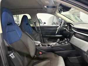 Lynk & Co 01 BASE	1.5 PHEV PINTURA METALIZADA NEGRA	TAPICERÍA NEGRA Y AZUL  - Foto 14