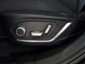 Lynk & Co 01 BASE	1.5 PHEV PINTURA METALIZADA NEGRA	TAPICERÍA NEGRA Y AZUL  - Foto 25