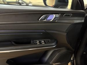 Lynk & Co 01 BASE	1.5 PHEV PINTURA METALIZADA NEGRA	TAPICERÍA NEGRA Y AZUL  - Foto 17