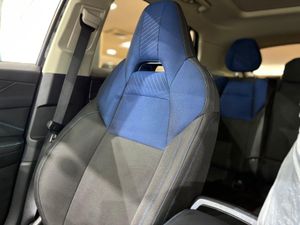 Lynk & Co 01 BASE	1.5 PHEV PINTURA METALIZADA NEGRA	TAPICERÍA NEGRA Y AZUL  - Foto 15