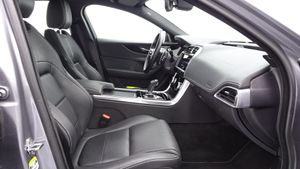 Jaguar XE 2.0D 150kW MHEV AWD Auto R-Dynamic Black Edition 204CV - Foto 4
