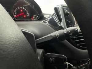 Peugeot 208 5P ALLURE 1.2 VTi 82  - Foto 13