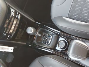 Peugeot 2008 Allure 1.2 PureTech 81KW (110CV)S&S EAT6  - Foto 2
