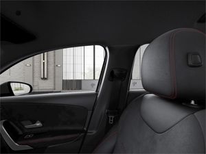 Mercedes Clase A 180 Sedán  - Foto 2