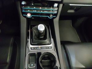 Jaguar F-Pace  2.0L i4D AWD Manual Portfolio  - Foto 17
