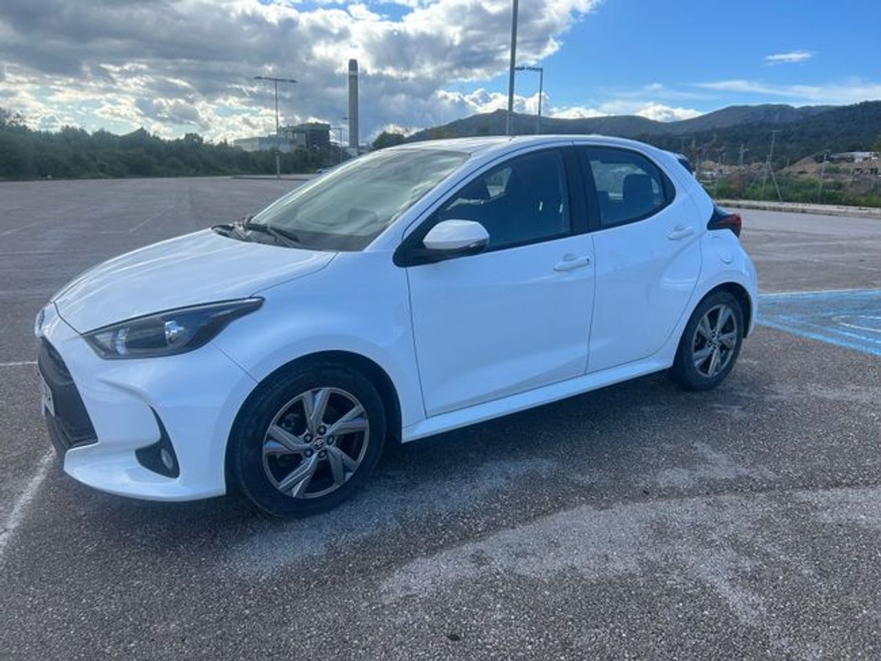Toyota Yaris ACTIVE TECH HYBRID   - Foto 1