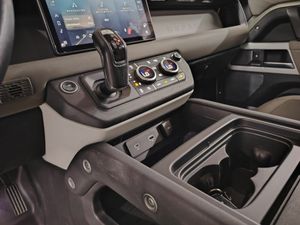 Land-Rover Defender 2.0 D240 SD4 First Edition 110 Auto 4WD - Foto 23