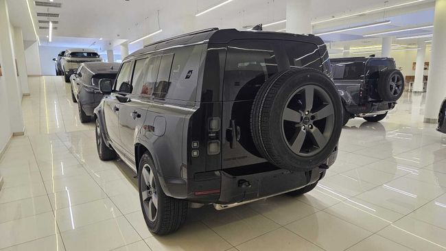 Land-Rover Defender PHEV X-Dynamic SE 