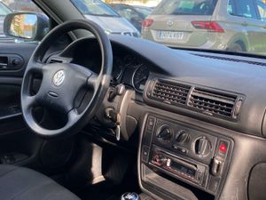 Volkswagen Passat 1.9 100CV - Foto 10