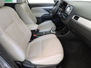 Mitsubishi Outlander PHEV Kaiteki 4WD - Foto 9