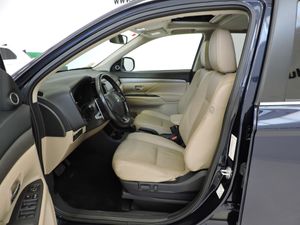 Mitsubishi Outlander Kaiteki 4WD 220 DI-D 6AT 7 plazas - Foto 8